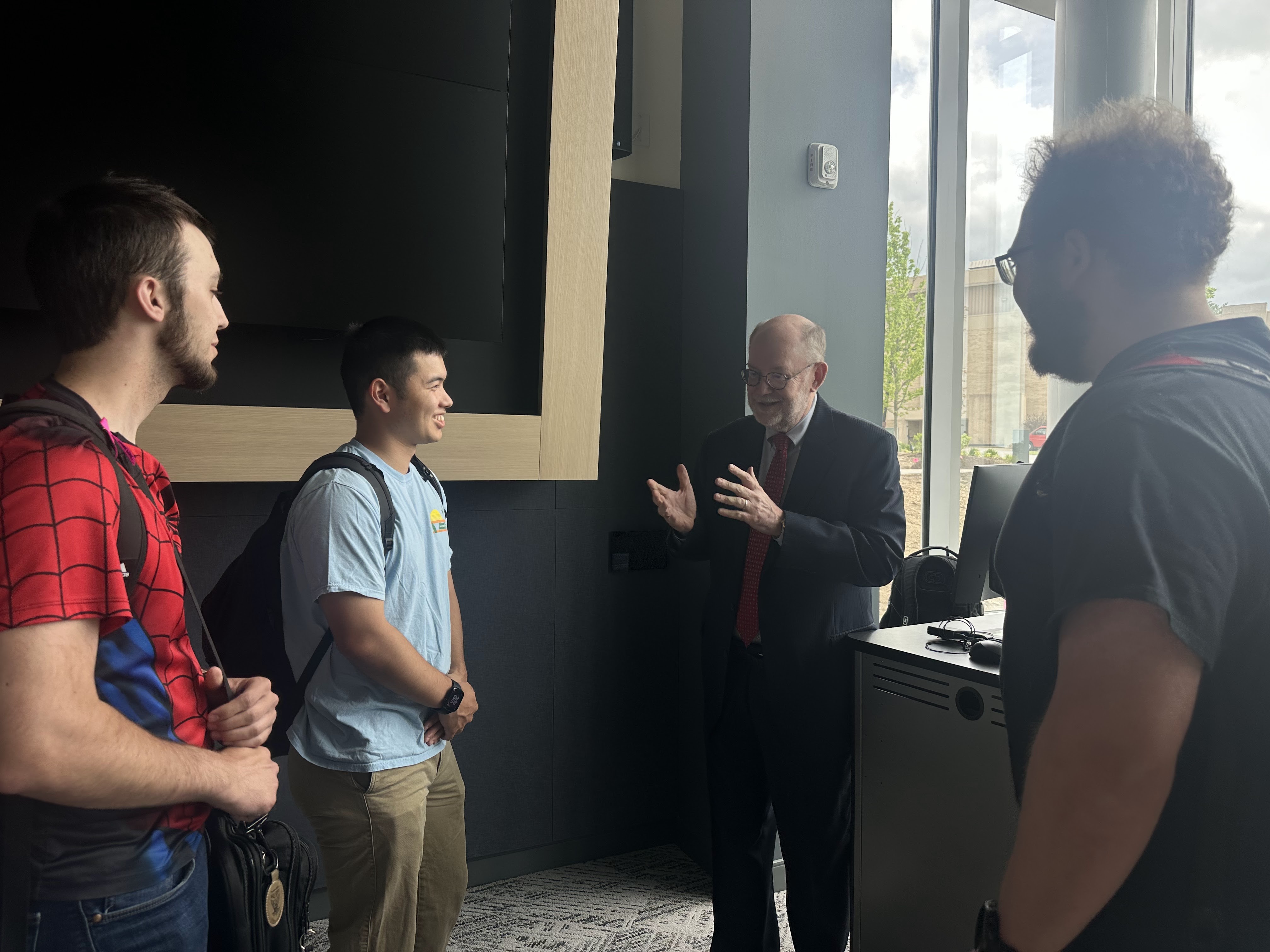 Daniel Reed talking with students