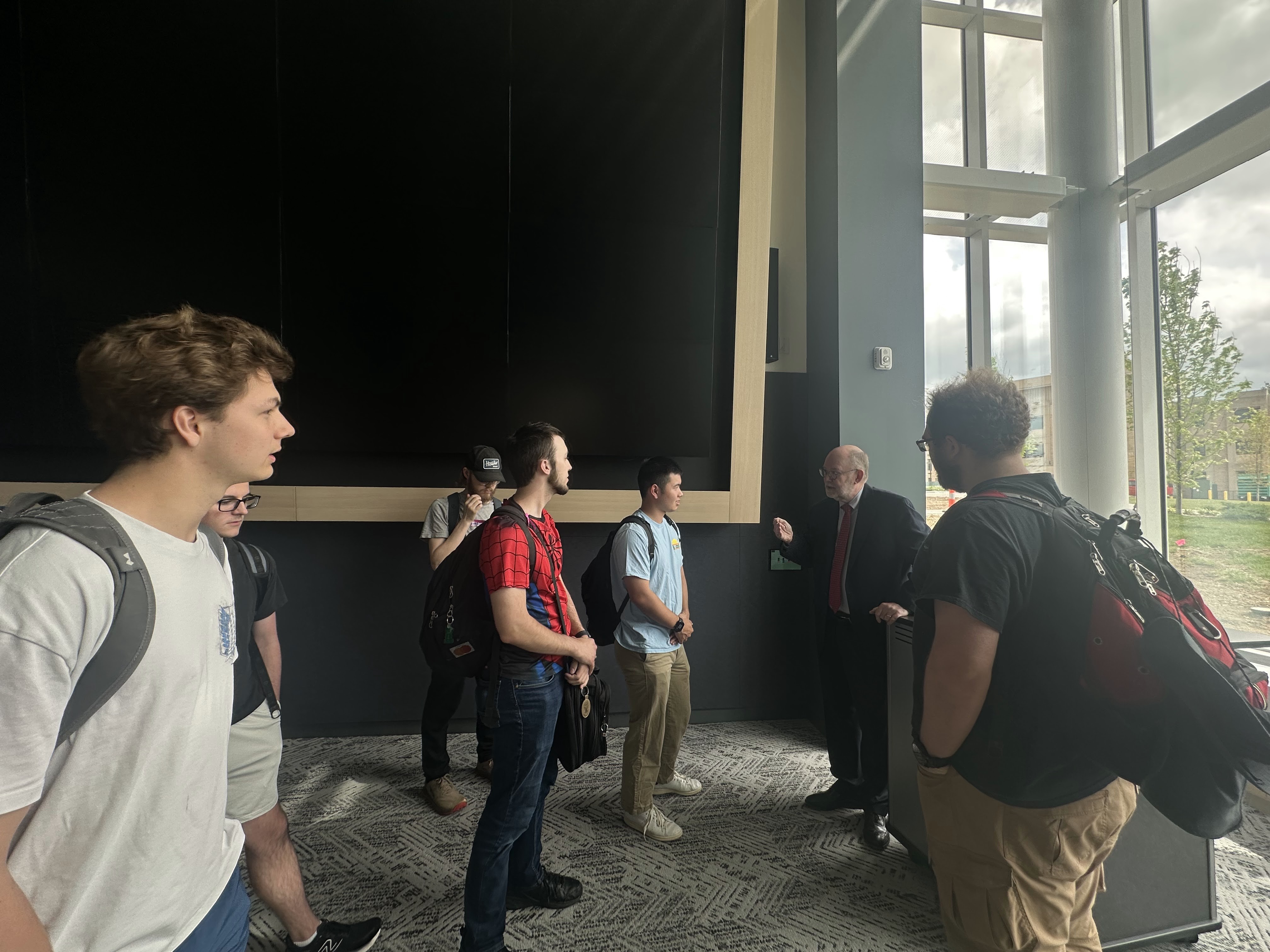 Daniel Reed talking with group of students